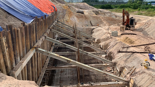 Deep cofferdam with I-beam bracing and walings