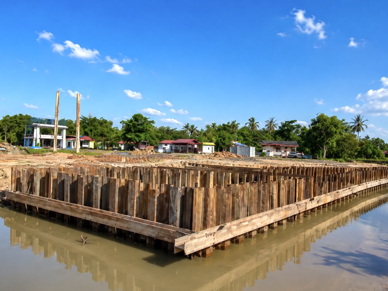 Large sheet pile cofferdam constructed in a river channel